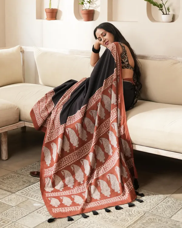 Black_Cotton_Border_Print_Mulmul_Saree_For_Women